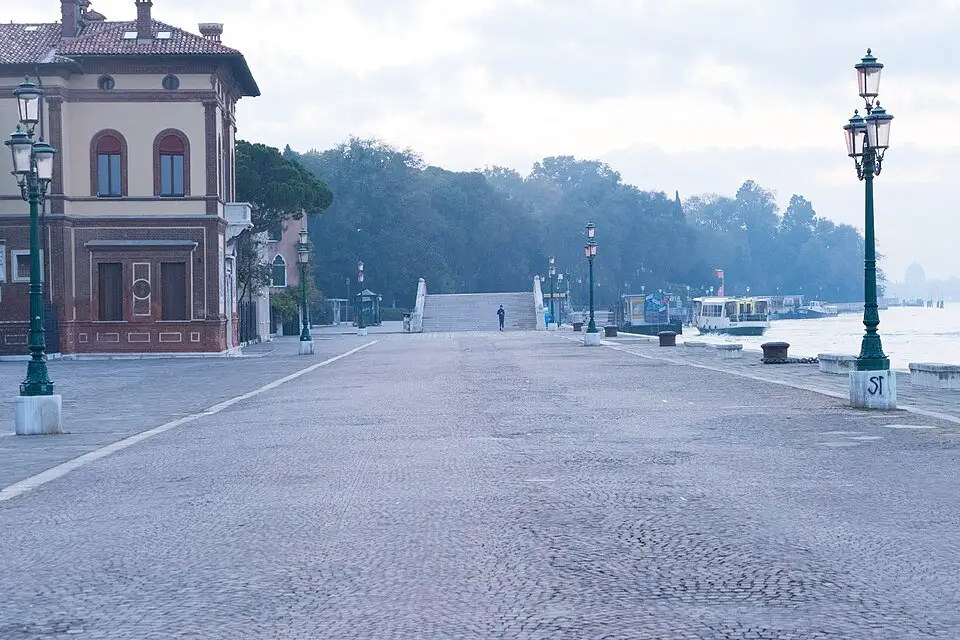 Stimmungsvolle Reiseansicht aus Venedig für Busreise Venedig im Sommer – Reisecheck