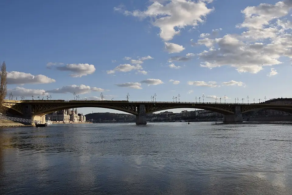 Stimmungsvolle Reiseansicht aus Budapest für Adventsreise Budapest mit dem Bus – ehrlich eingeordnet