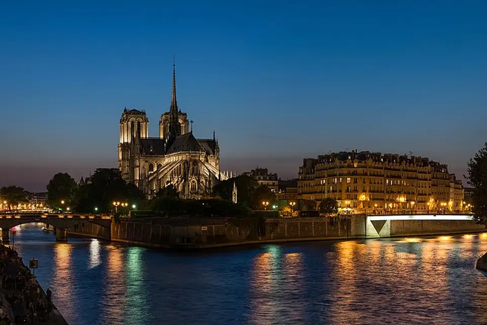 Authentischer Reisemoment in Paris – passend zu Busreise Paris mit wenig Gehstrecke – Dauer & Komfort