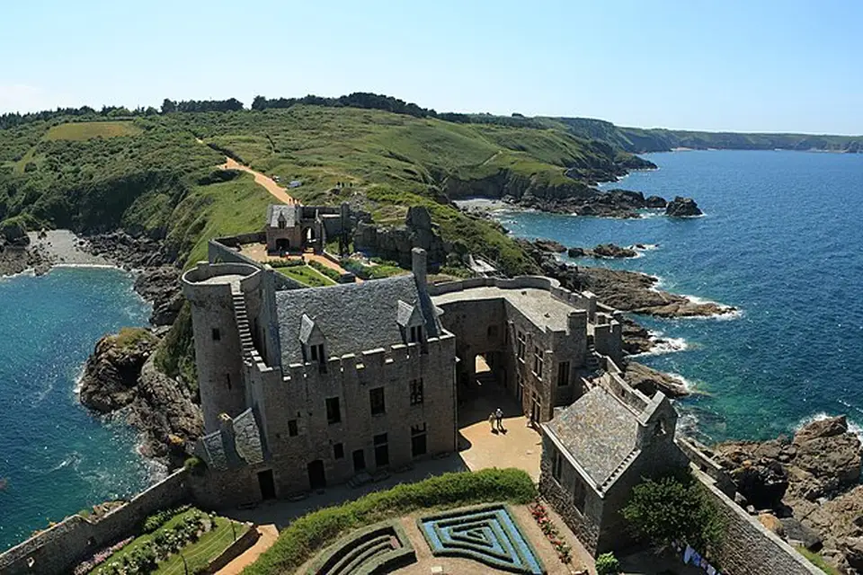 Stimmungsvolle Reiseansicht aus Bretagne für Busreise Bretagne im Frühling – Route & Leistungen