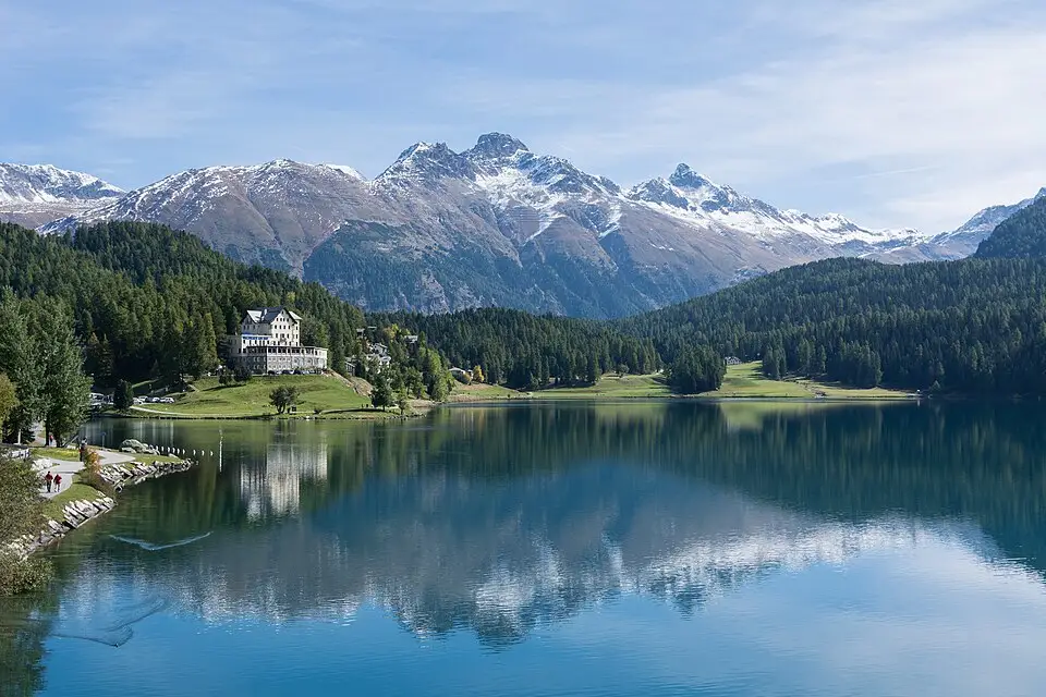 Authentischer Reisemoment in Engadin – passend zu Busreise Engadin für Alleinreisende – Tipps zur Auswahl