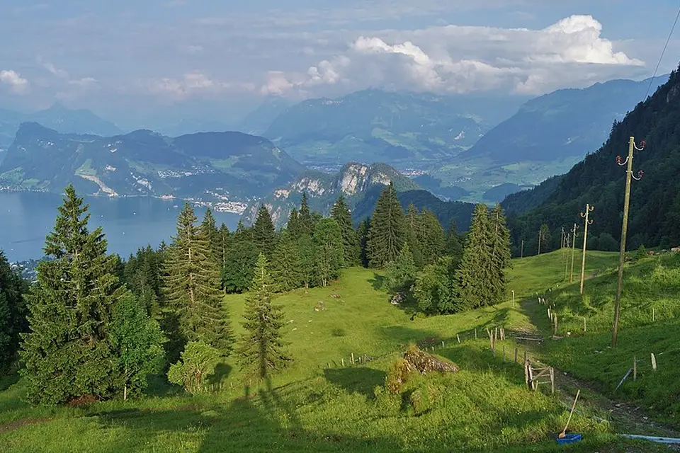 Authentischer Reisemoment in Vierwaldstättersee – passend zu Busreise Vierwaldstättersee im Herbst – Tipps zur Auswahl
