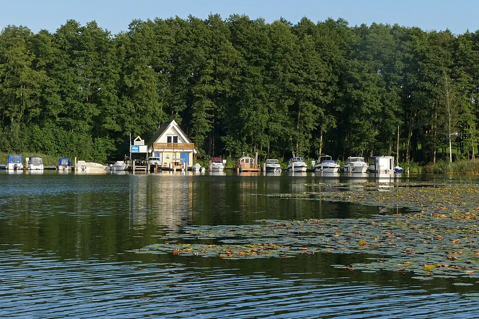 Authentischer Reisemoment in Mecklenburgischen Seenplatte – passend zu Busreise Mecklenburgische Seenplatte mit Rollator – Reisecheck