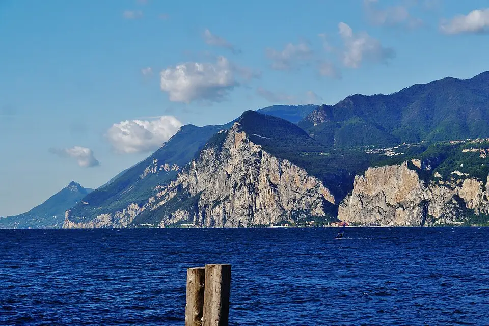 Landschaft und Sehenswürdigkeiten in Gardasee für Busreise Gardasee im Sommer – Tipps zur Auswahl