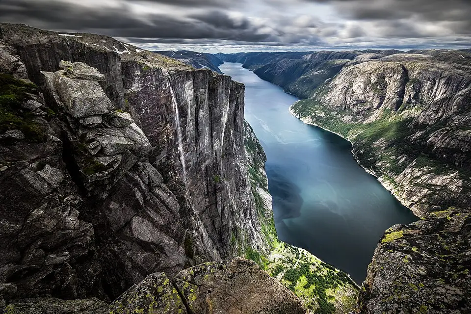 Stimmungsvolle Reiseansicht aus Norwegische Fjorde für Naturreise Norwegische Fjorde mit dem Bus – Reisecheck