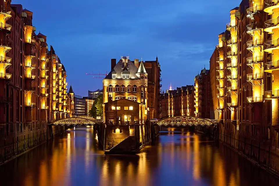 Authentischer Reisemoment in Hamburg – passend zu Günstige Busreise Hamburg – Reisecheck