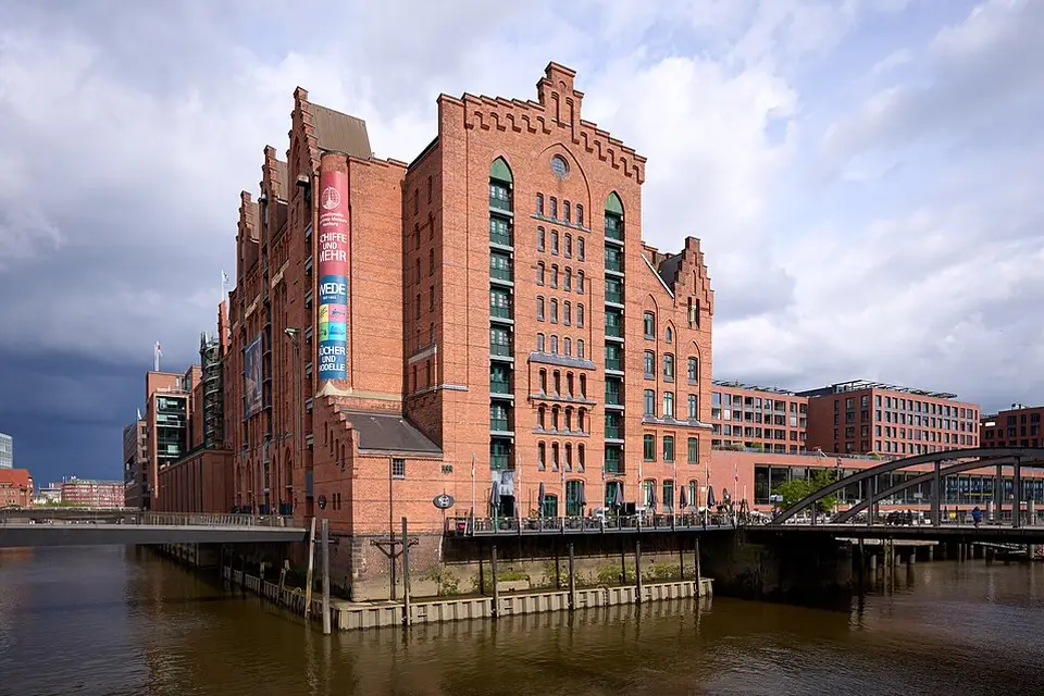 Stimmungsvolle Reiseansicht aus Hamburg für Busreise Hamburg Angebote vergleichen – Reiseguide