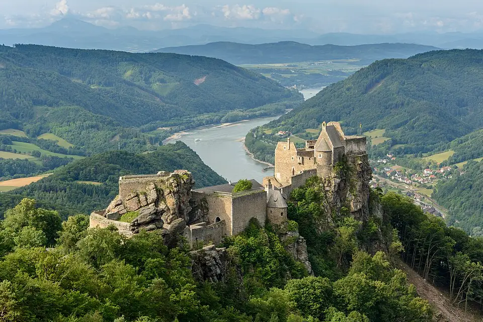 Landschaft und Sehenswürdigkeiten in Wachau für Busreise Wachau ab Berlin – Dauer & Komfort