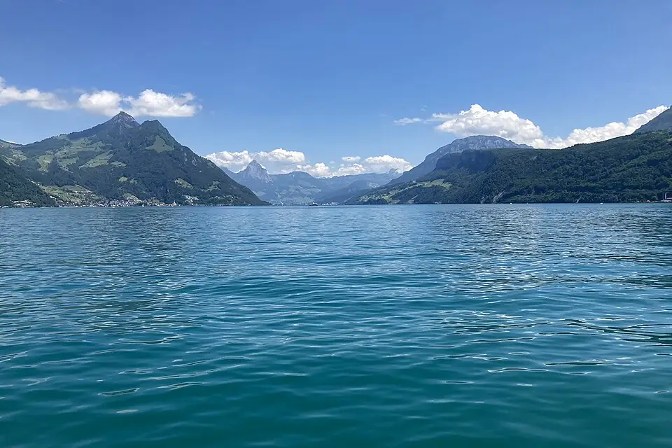 Stimmungsvolle Reiseansicht aus Vierwaldstättersee für Busreise Vierwaldstättersee – Reisecheck