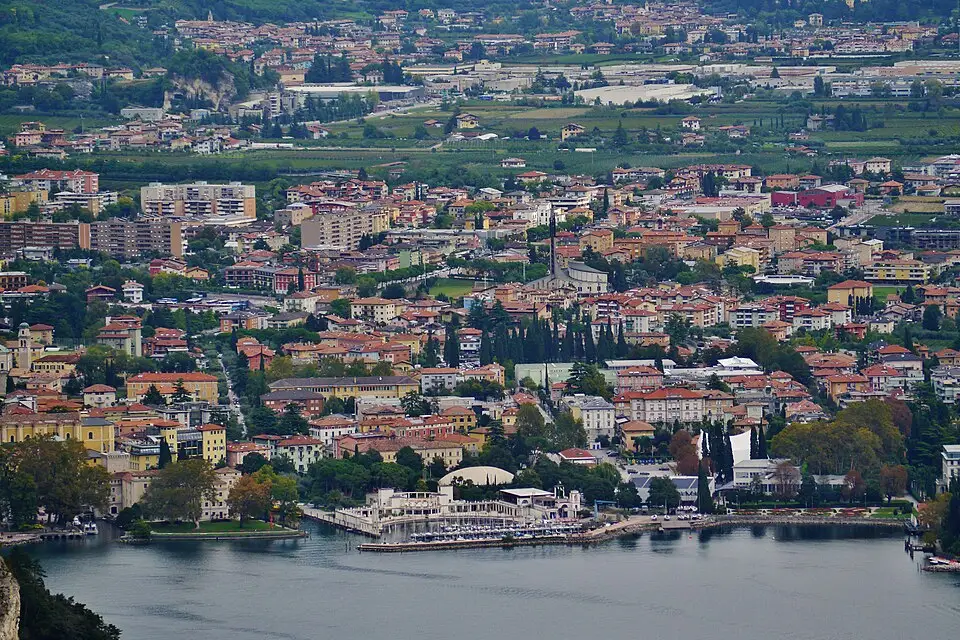 Stimmungsvolle Reiseansicht aus Gardasee für Busreise Gardasee mit Panoramabahn – Route & Leistungen