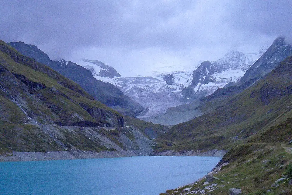Stimmungsvolle Reiseansicht aus Wallis für Busreise Wallis Angebote vergleichen – Reiseguide