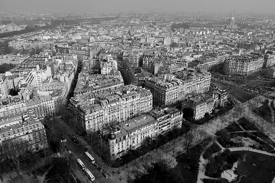 Stimmungsvolle Reiseansicht aus Paris für Busreise Paris mit viel Freizeit – Dauer & Komfort