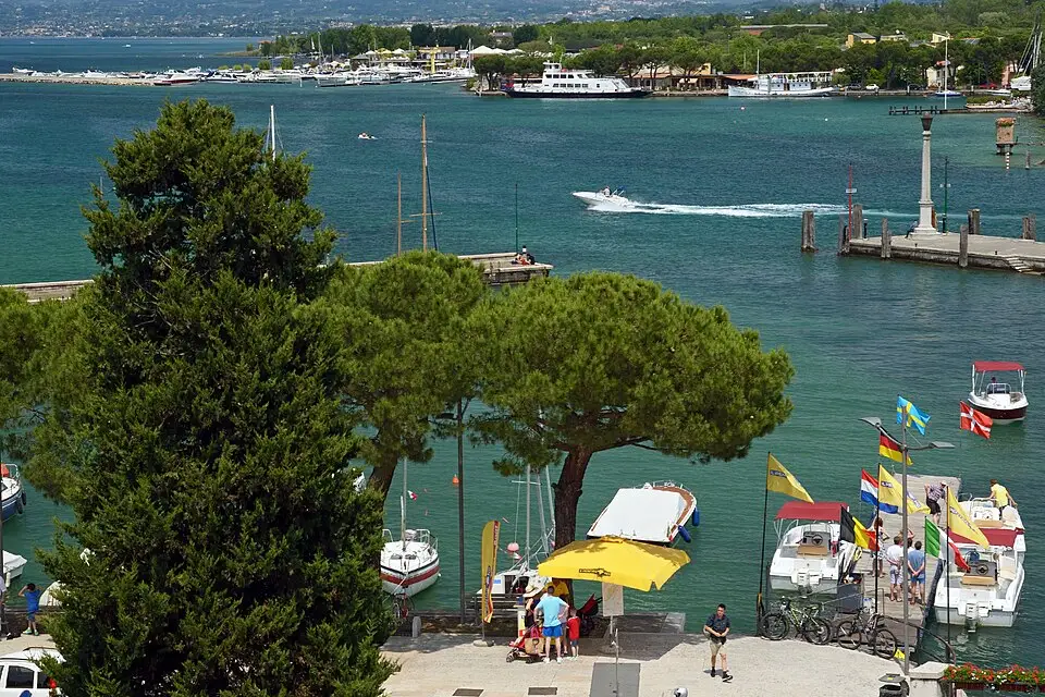 Authentischer Reisemoment in Gardasee – passend zu Busreise Gardasee ab Berlin – Dauer & Komfort