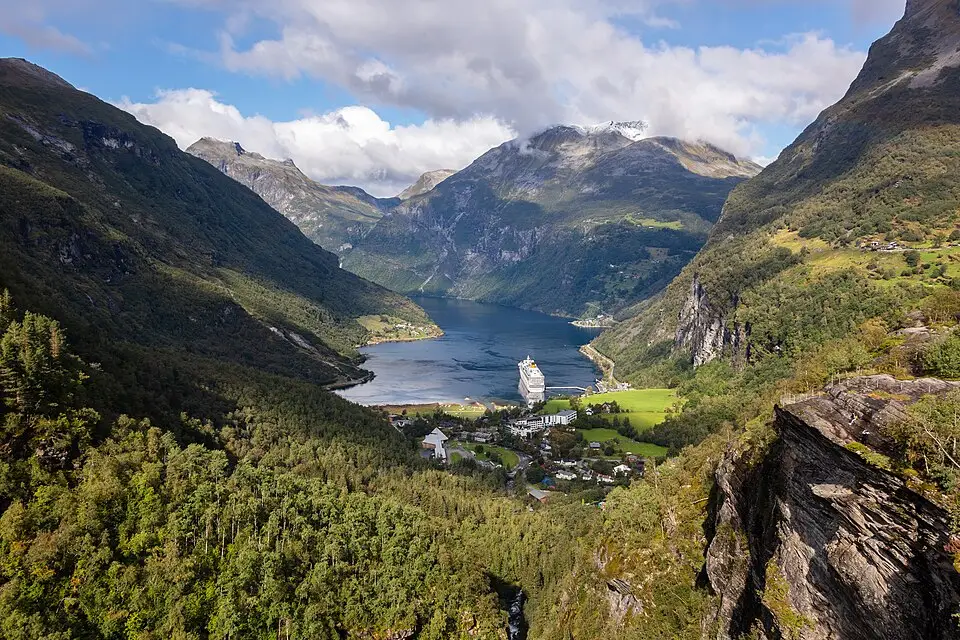 Stimmungsvolle Reiseansicht aus Norwegische Fjorde für Busreise Norwegische Fjorde ab NRW – Dauer & Komfort