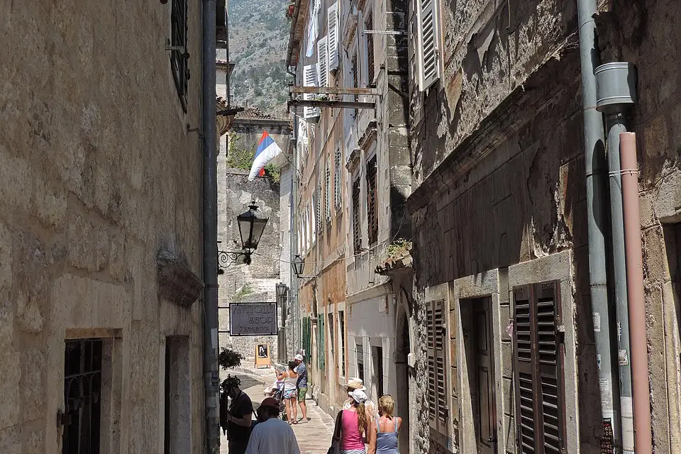 Authentischer Reisemoment in Montenegro – passend zu Busreise Montenegro mit wenig Gehstrecke – Reisecheck