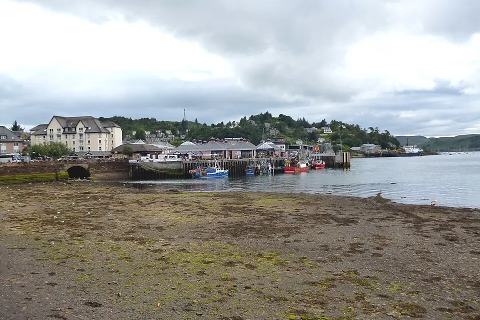 Stimmungsvolle Reiseansicht aus Schottland für Busreise Schottland mit wenig Gehstrecke – ehrlich eingeordnet