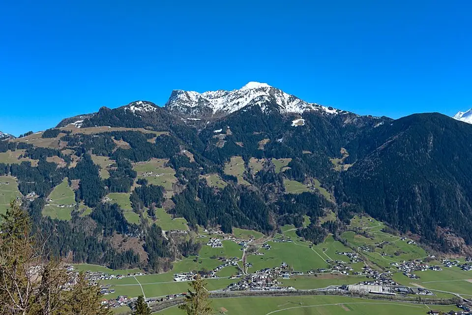 Authentischer Reisemoment in Tirol – passend zu Busreise Tirol ab München – Dauer & Komfort
