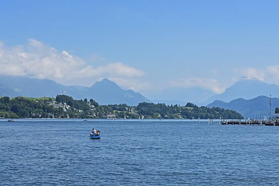 Stimmungsvolle Reiseansicht aus Vierwaldstättersee für Busreise Vierwaldstättersee ab Hamburg – Dauer & Komfort