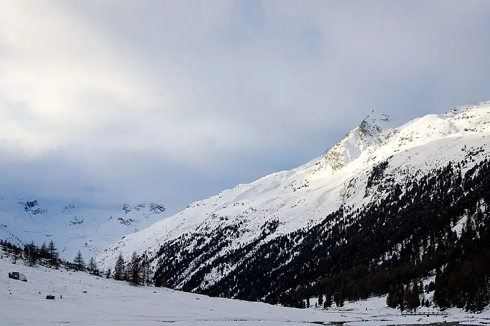 Stimmungsvolle Reiseansicht aus Engadin für Busreise Engadin mit Panoramabahn – Dauer & Komfort