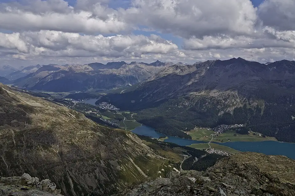 Stimmungsvolle Reiseansicht aus Engadin für Busreise Engadin ab Frankfurt – Tipps zur Auswahl