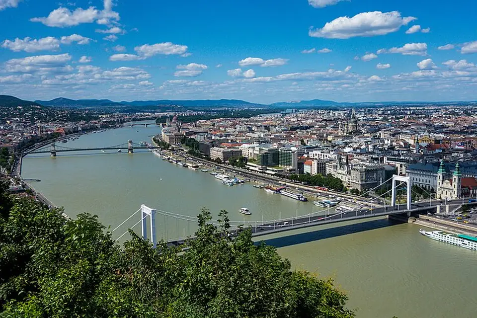 Stimmungsvolle Reiseansicht aus Budapest für Busreise Budapest ab Frankfurt – ehrlich eingeordnet