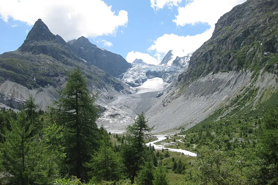 Stimmungsvolle Reiseansicht aus Wallis für Günstige Busreise Wallis – Dauer & Komfort