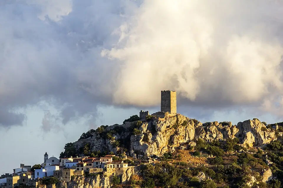 Stimmungsvolle Reiseansicht aus Sardinien für Busreise Sardinien mit Panoramabahn – Dauer & Komfort