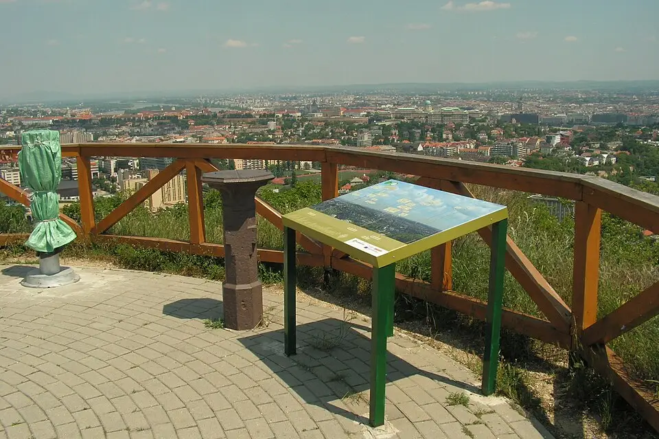 Stimmungsvolle Reiseansicht aus Budapest für Busreise Budapest für Senioren – Dauer & Komfort