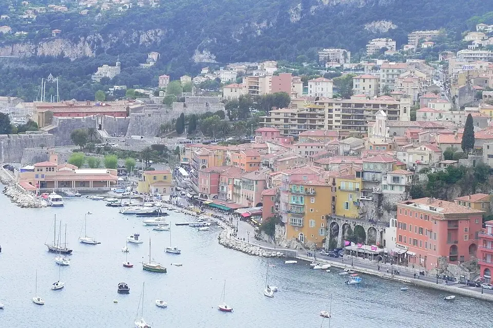 Stimmungsvolle Reiseansicht aus Côte d’Azur für Wellnessreise Côte d’Azur mit dem Bus – Reisecheck