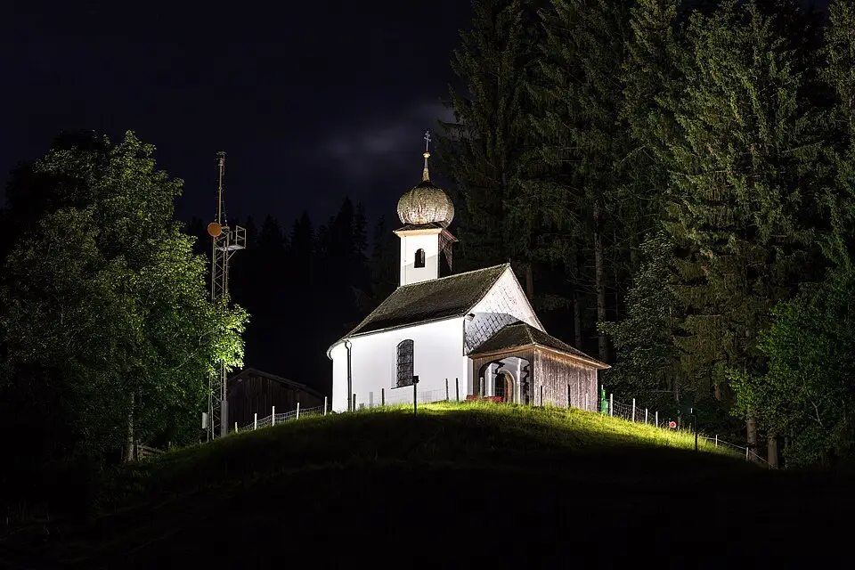 Stimmungsvolle Reiseansicht aus Tirol für Busreise Tirol – Dauer & Komfort