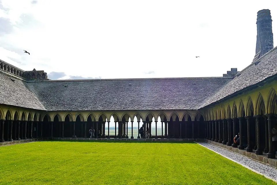 Stimmungsvolle Reiseansicht aus Normandie für Panoramareise Normandie mit dem Bus – Reisecheck