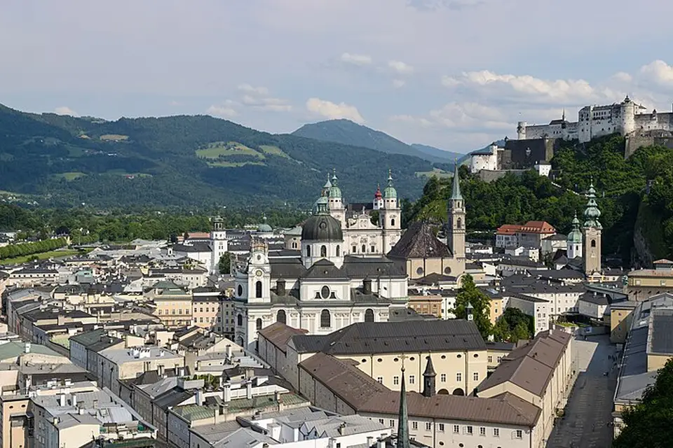 Authentischer Reisemoment in Salzburg – passend zu Busreise Salzburg für Alleinreisende – Tipps zur Auswahl