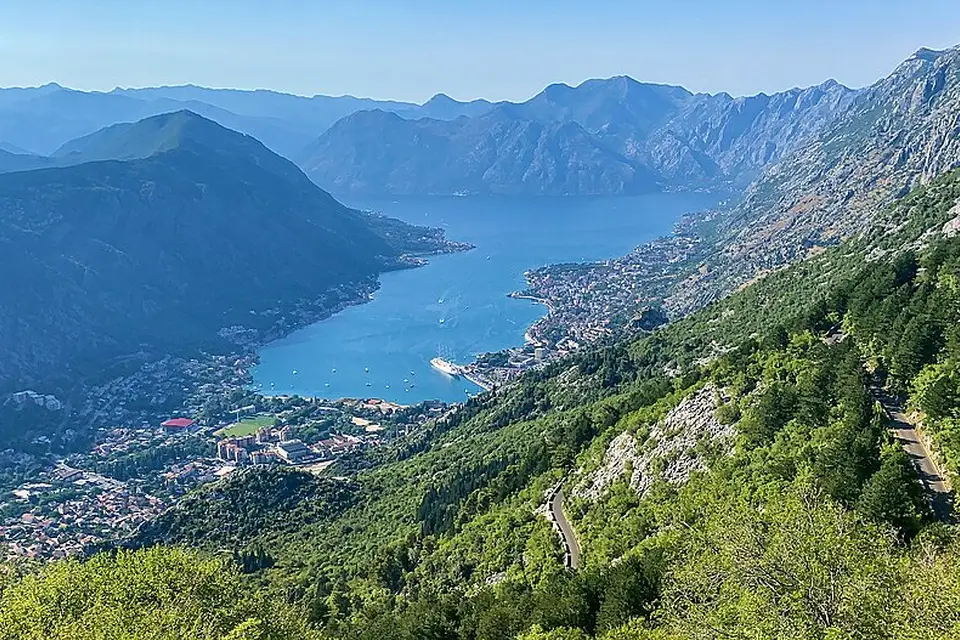 Stimmungsvolle Reiseansicht aus Montenegro für Busreise Montenegro – Route & Leistungen