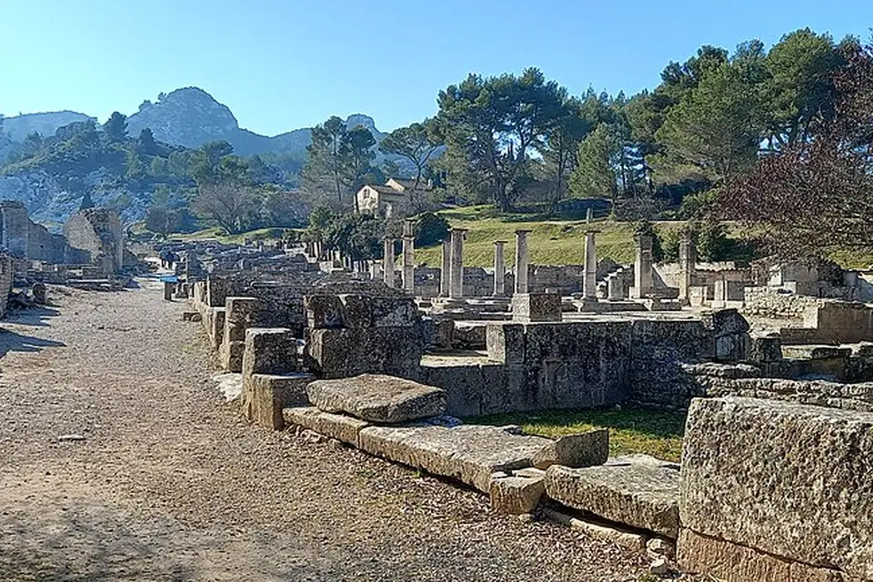 Stimmungsvolle Reiseansicht aus Provence für Barrierearme Busreise Provence – Route & Leistungen