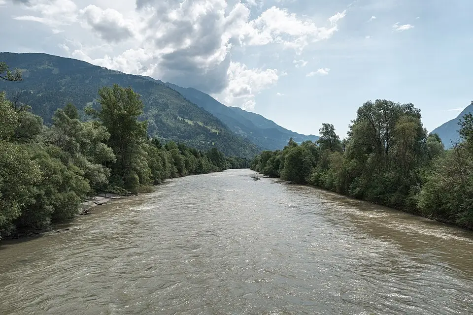 Stimmungsvolle Reiseansicht aus Tirol für Barrierearme Busreise Tirol – Tipps zur Auswahl