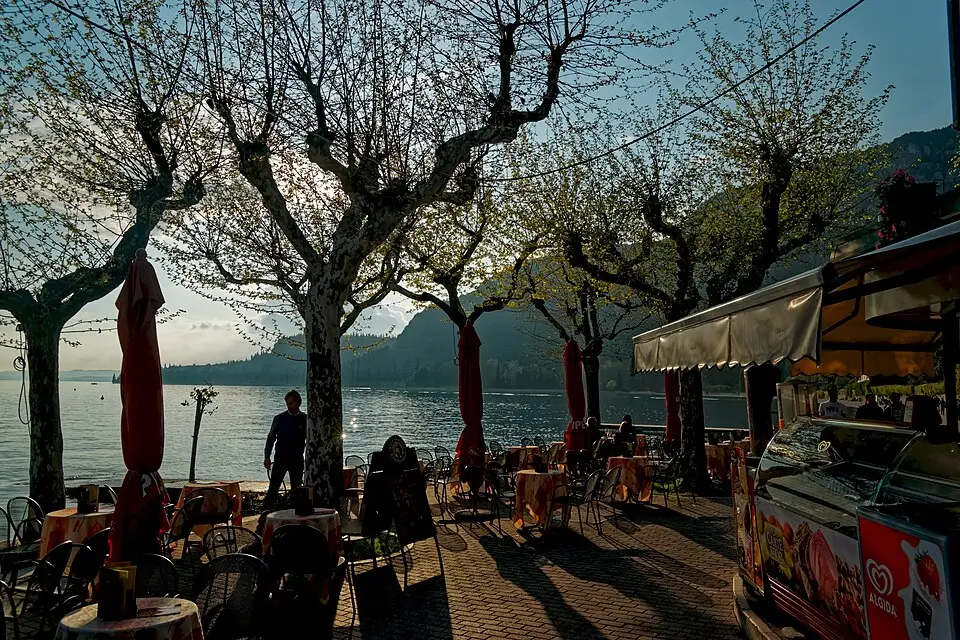 Landschaft und Sehenswürdigkeiten in Gardasee für Busreise Gardasee ab München – Reiseguide