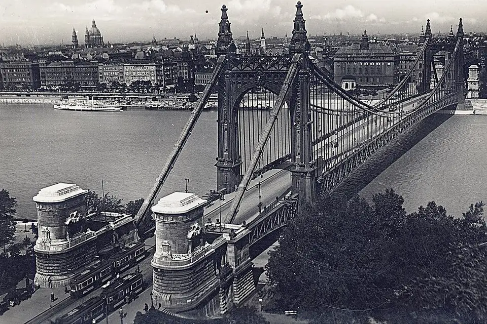 Stimmungsvolle Reiseansicht aus Budapest für Erlebnisreise Budapest mit dem Bus – Dauer & Komfort