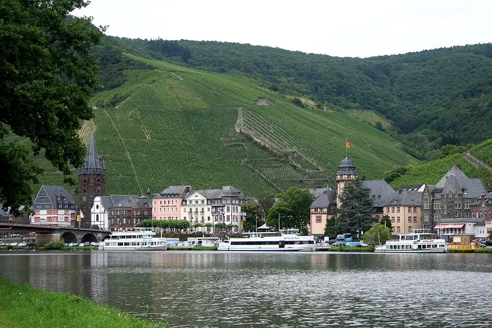Authentischer Reisemoment in Mosel – passend zu Busreise Mosel im Herbst – Dauer & Komfort