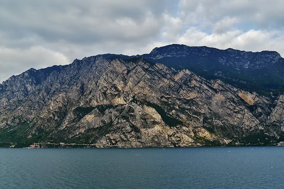 Stimmungsvolle Reiseansicht aus Gardasee für Busreise Gardasee für Senioren mit Haustürabholung – Reisecheck