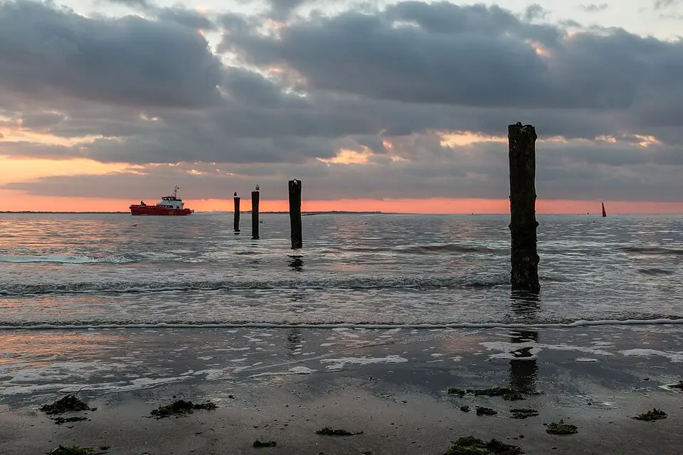 Stimmungsvolle Reiseansicht aus Nordsee für Busreise Nordsee mit Panoramabahn – Reiseguide