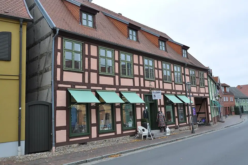 Authentischer Reisemoment in Mecklenburgischen Seenplatte – passend zu Mecklenburgische Seenplatte – Seniorenreise mit Abholservice