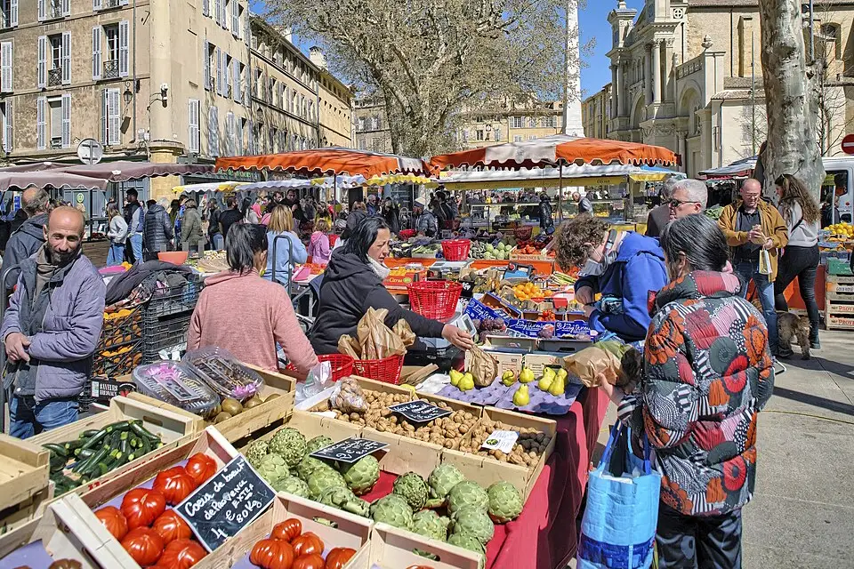 Stimmungsvolle Reiseansicht aus Provence für Busreise Provence ab Hamburg – Tipps zur Auswahl