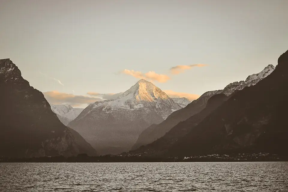 Landschaft und Sehenswürdigkeiten in Vierwaldstättersee für Busreise Vierwaldstättersee Angebote vergleichen – Reiseguide