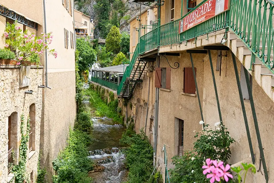 Stimmungsvolle Reiseansicht aus Provence für Singlereise Provence mit dem Bus – Reiseguide