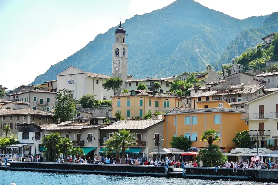 Stimmungsvolle Reiseansicht aus Gardasee für Weihnachtsreise Gardasee mit dem Bus – Tipps zur Auswahl