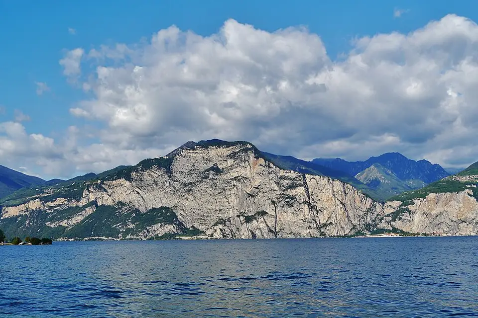Stimmungsvolle Reiseansicht aus Gardasee für Busreise Gardasee mit viel Freizeit – Dauer & Komfort