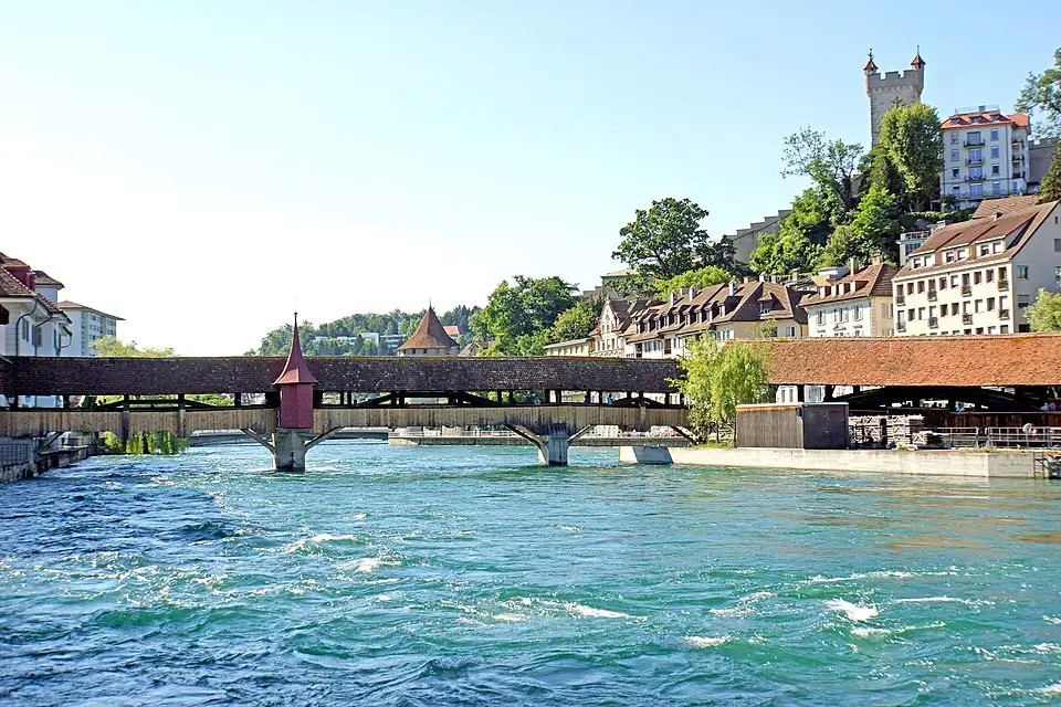 Stimmungsvolle Reiseansicht aus Vierwaldstättersee für Weihnachtsreise Vierwaldstättersee mit dem Bus – Reiseguide