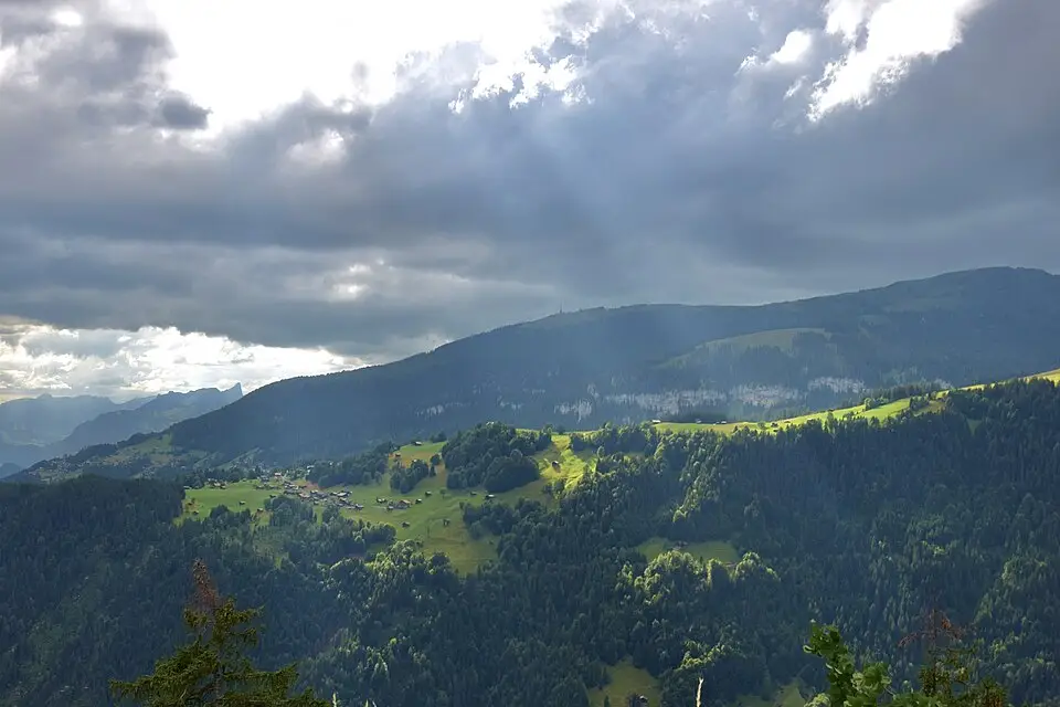 Landschaft und Sehenswürdigkeiten in Berner Oberland für Beste Reisezeit für eine Busreise Berner Oberland – Reisecheck