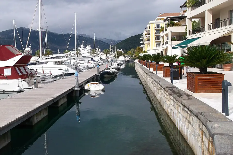 Stimmungsvolle Reiseansicht aus Montenegro für Busreise Montenegro mit Schifffahrt – Reisecheck