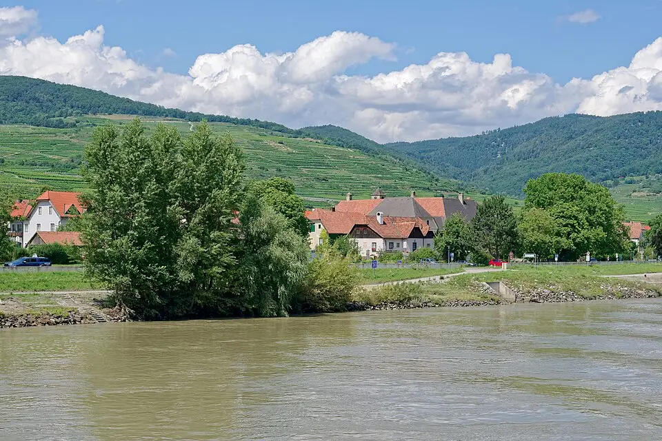 Stimmungsvolle Reiseansicht aus Wachau für Barrierearme Busreise Wachau – Tipps zur Auswahl